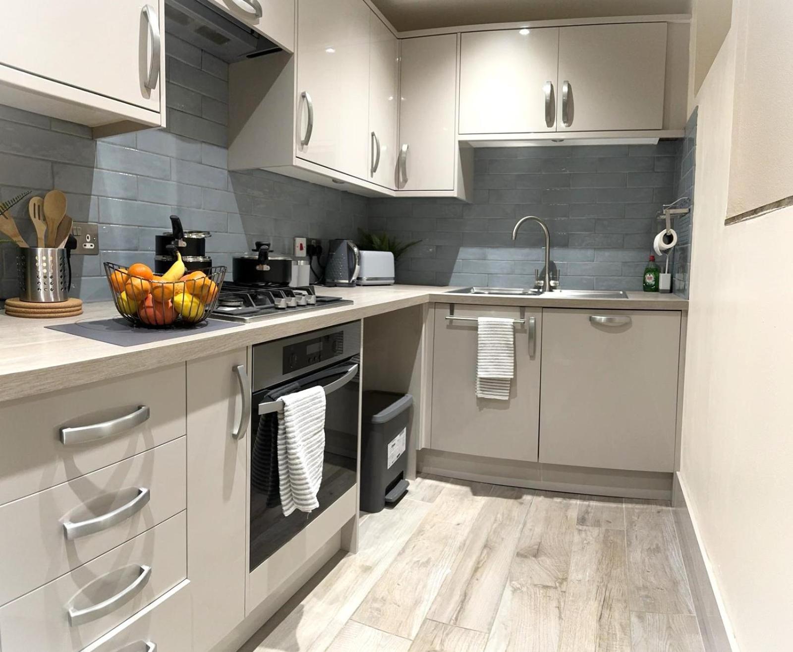 Large Cosy 2 Bedroom Ground Floor Flat In Stevenage Sg1 Sleeps 4-5 Free Parking Екстериор снимка